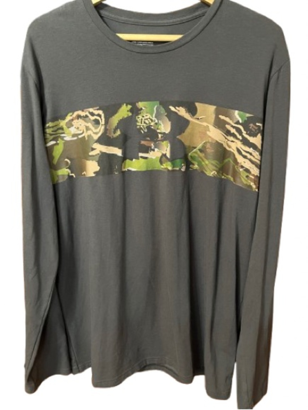 Under Armour Loose Men's Long Sleeve Gray Tee with Camo Chest Stripe Size XL